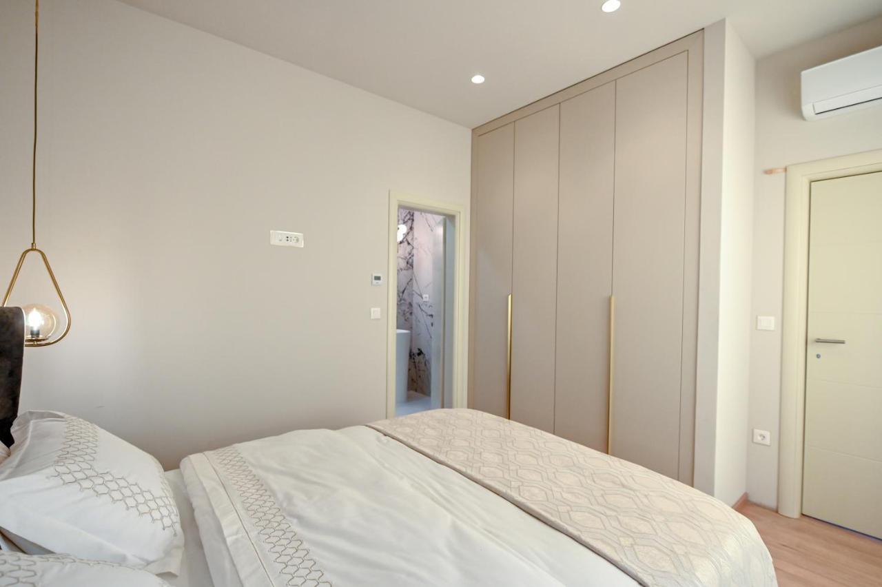 Rosemary East * Makarska